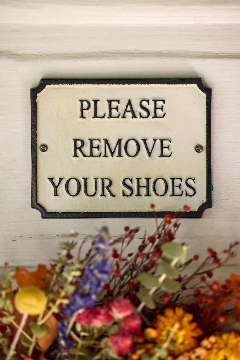  remove shoes sign