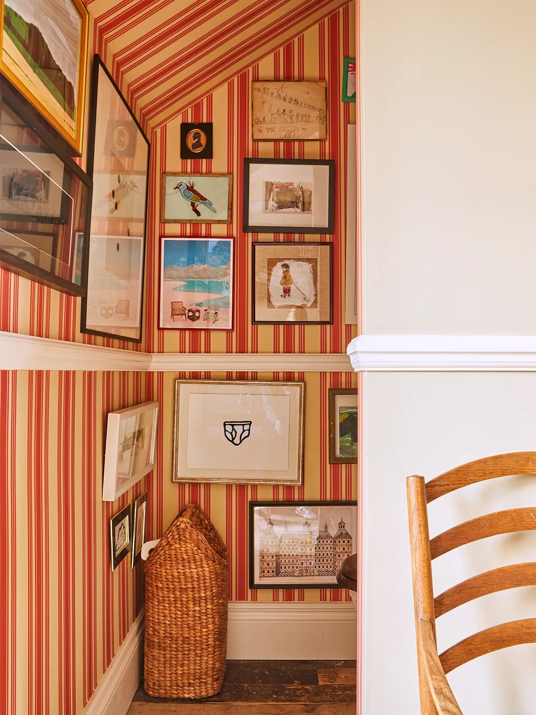 striped bathroom wallpapper