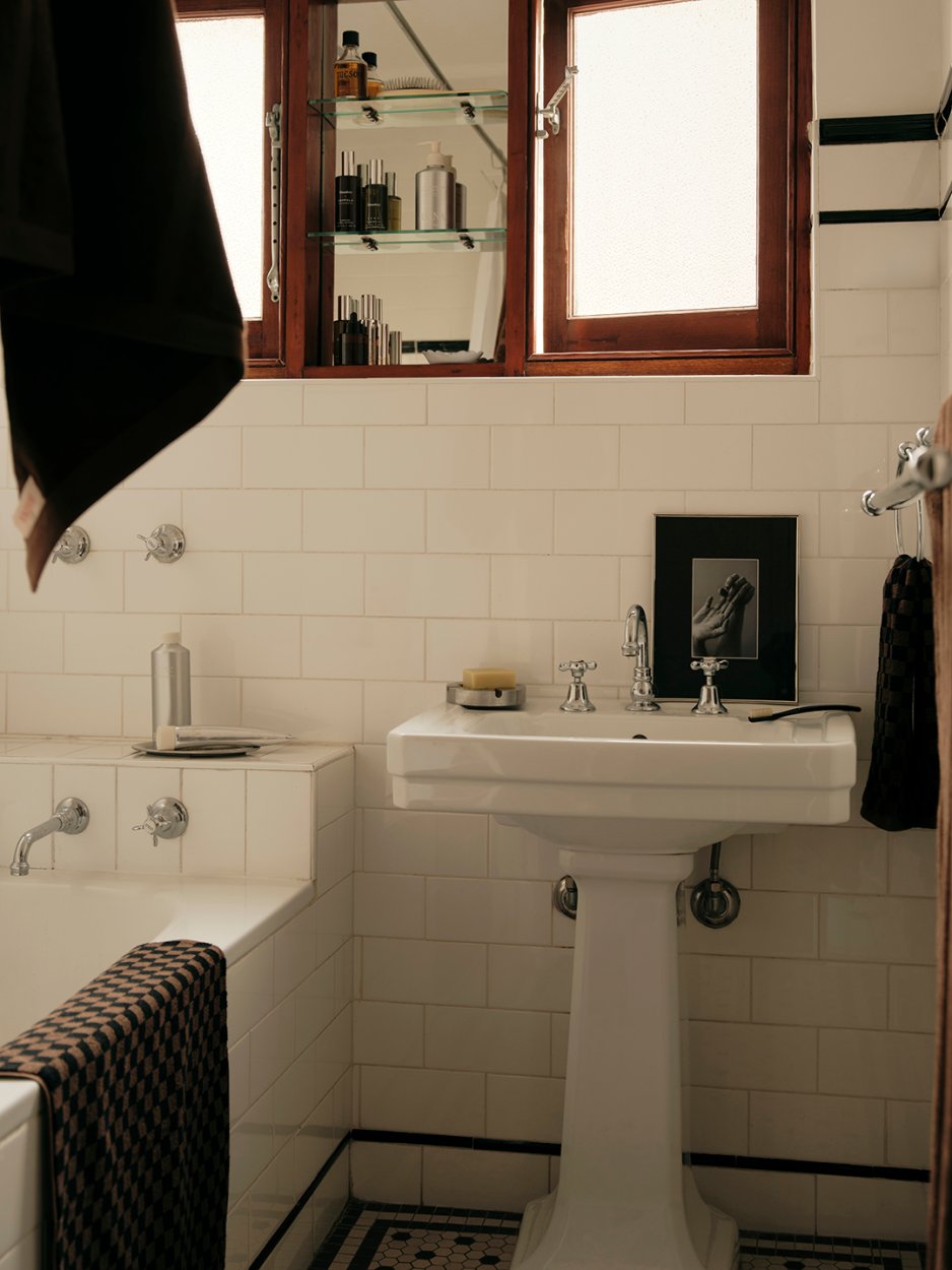 white porcelain sink