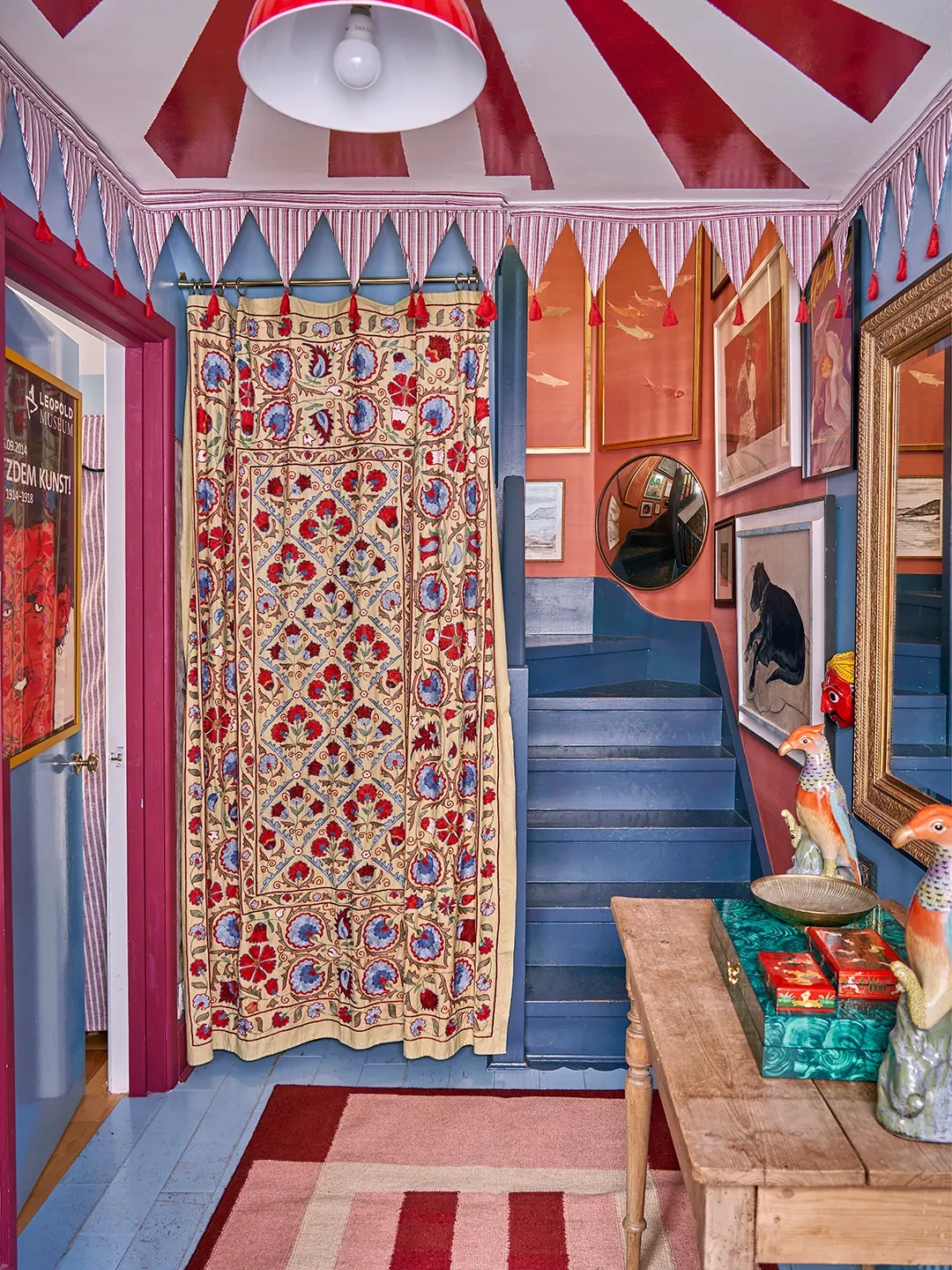 entryway with striped ceiling