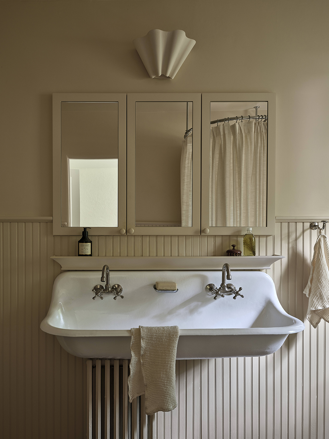 farmhouse bathroom sink