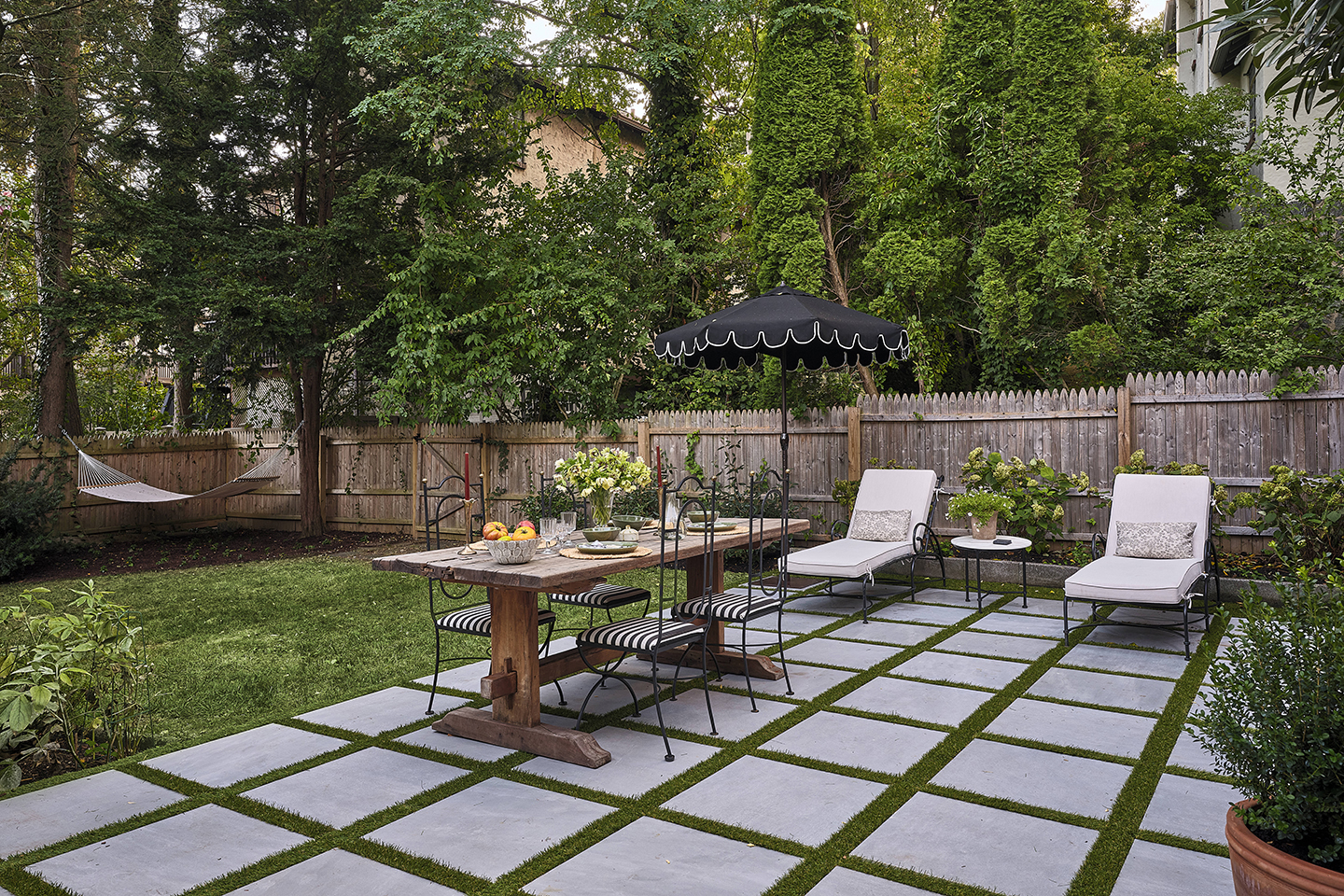 paver and turf dining area