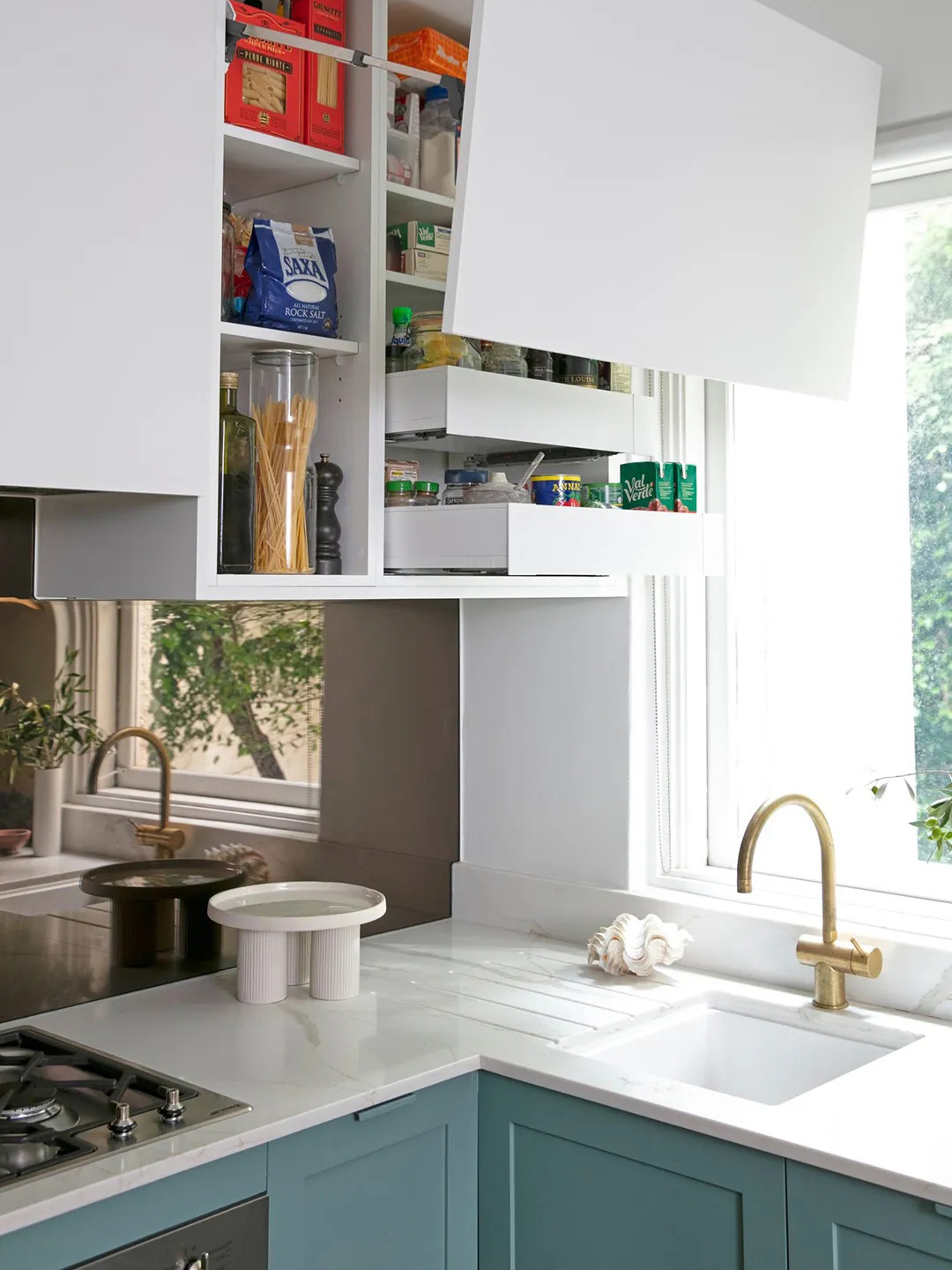 upper cabinet with drawers