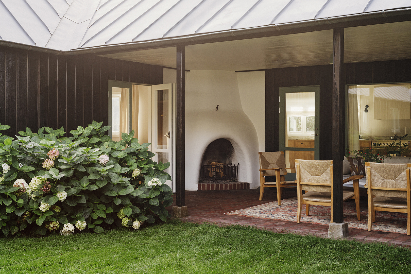 curved outdoor fireplace