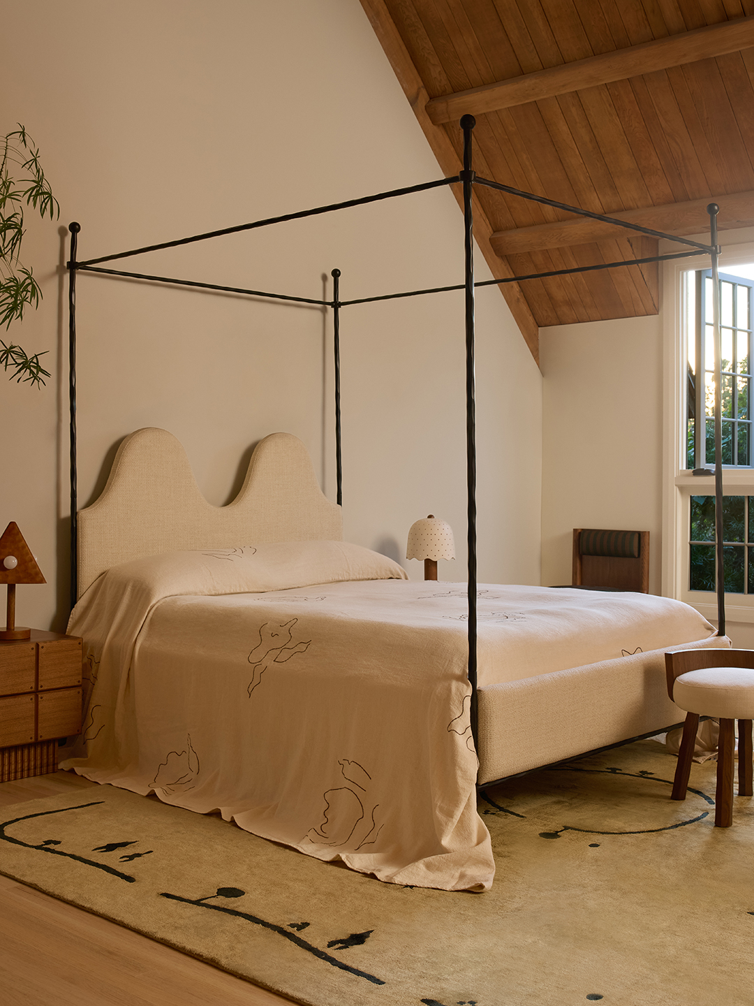 Trending: Canopy Beds That Transform Your Space into a Sleep Sanctuary