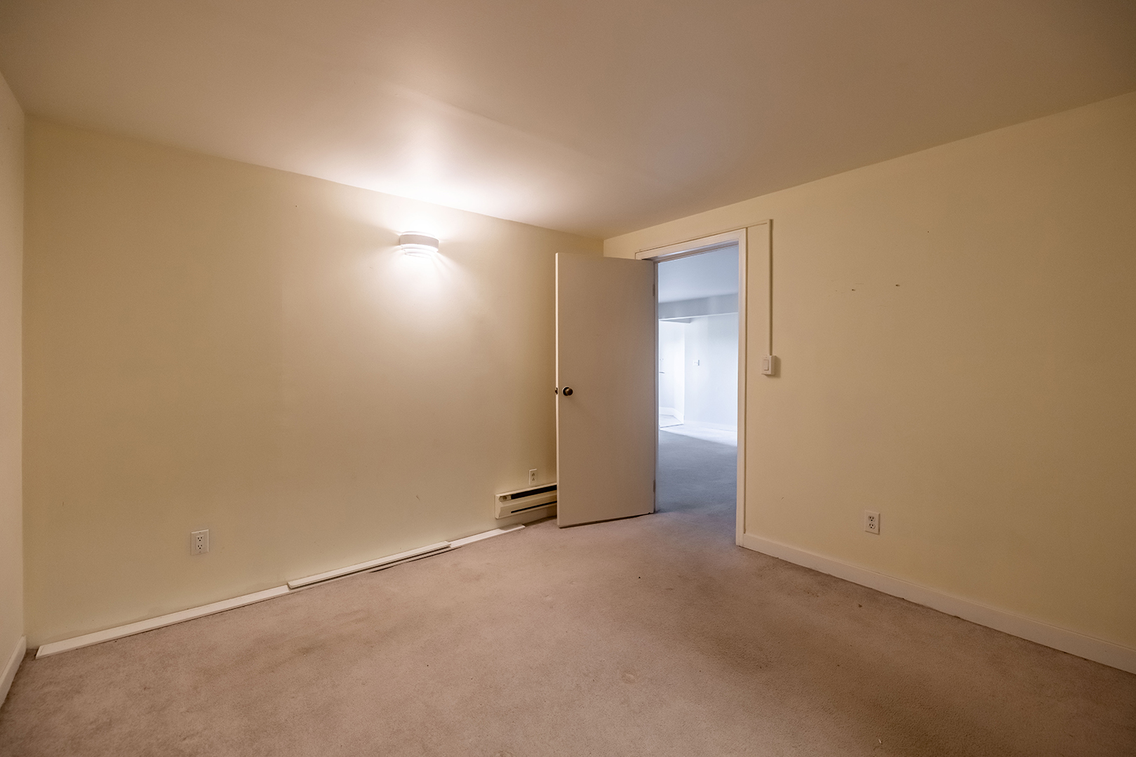 white room before renovation