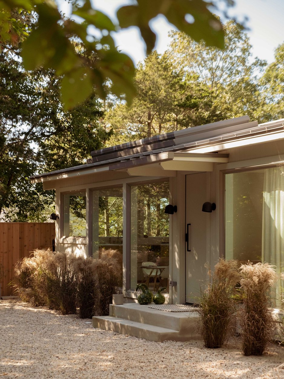 00-FEATURE-Caroline-Z-Hurley-Home-Tour-Exterior-Domino-05