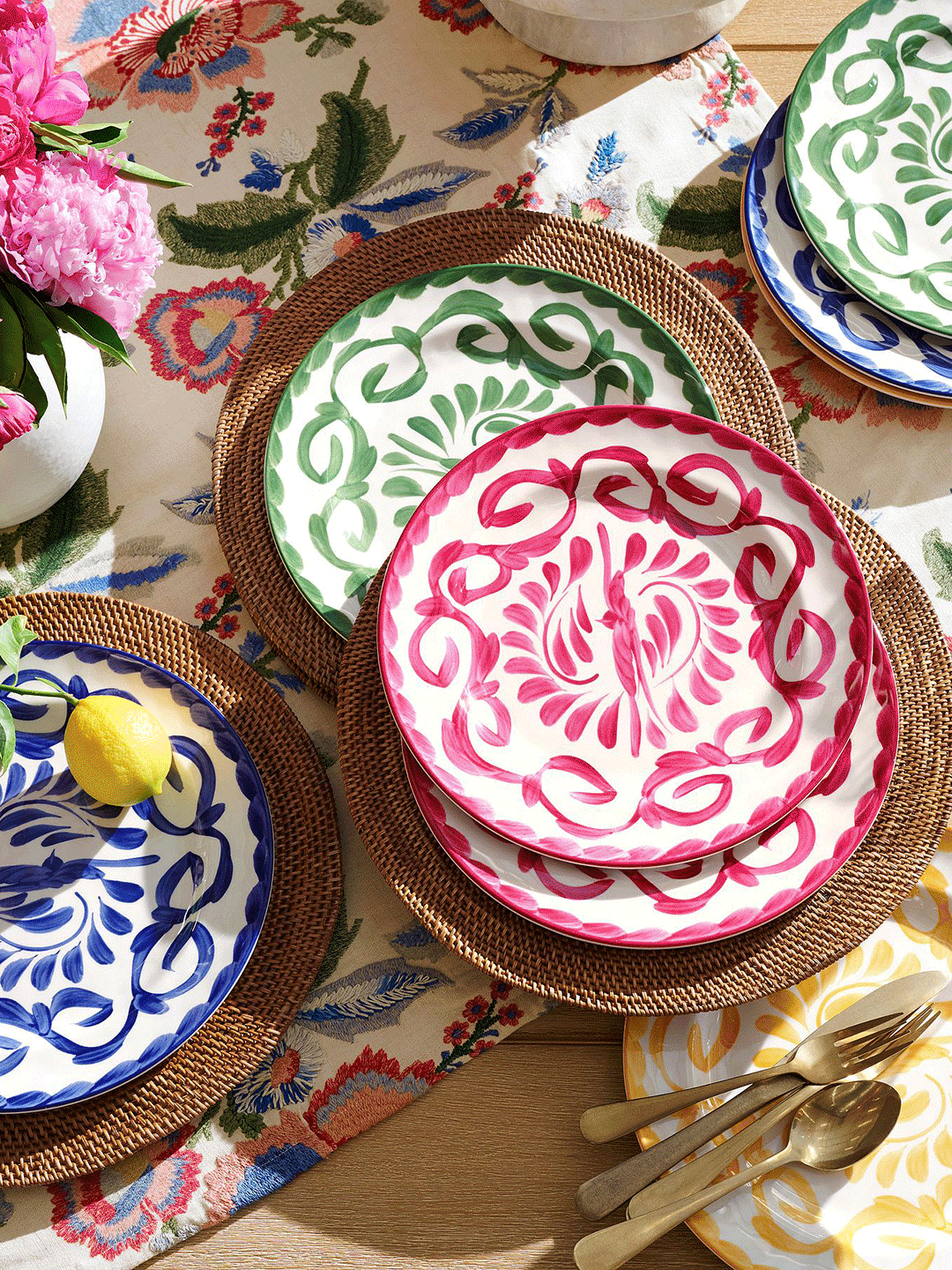 00-FEATURE-Melamine-Dinnerware-Domino