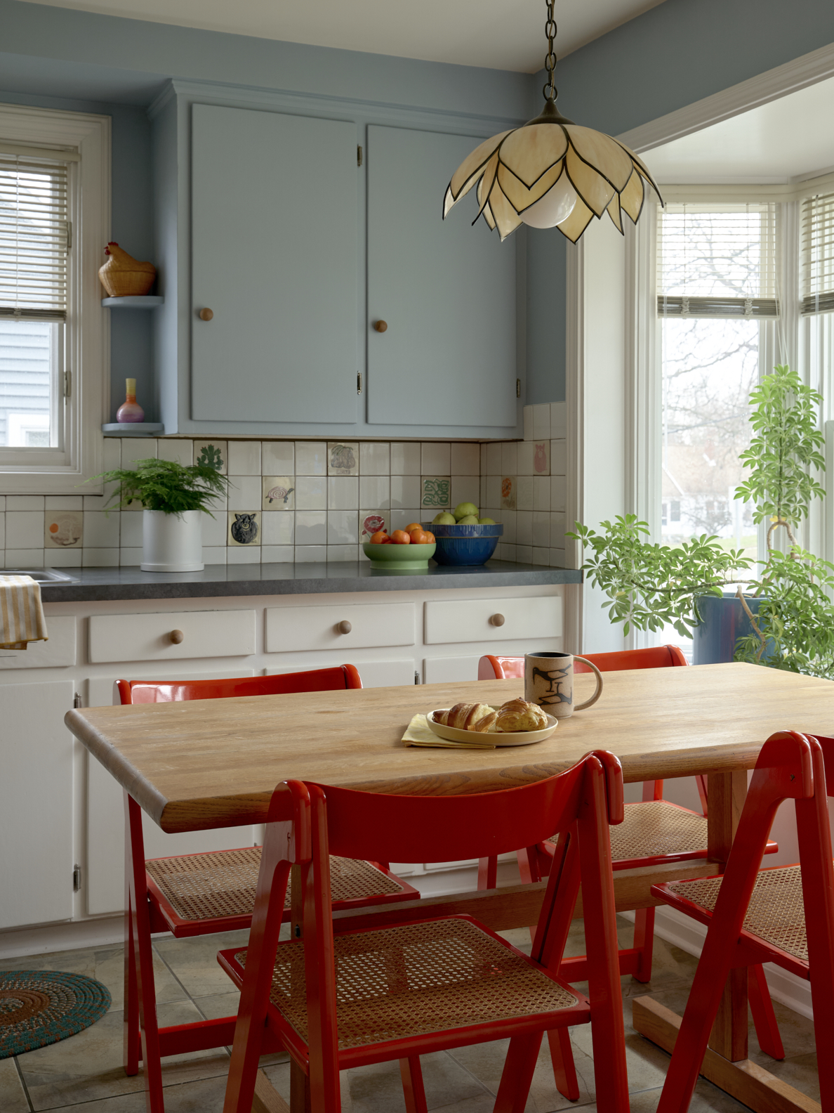 Brimming With Her Best Finds, This Dealer’s 750-Square-Foot Home Is Like the Inside of a Vintage Shop