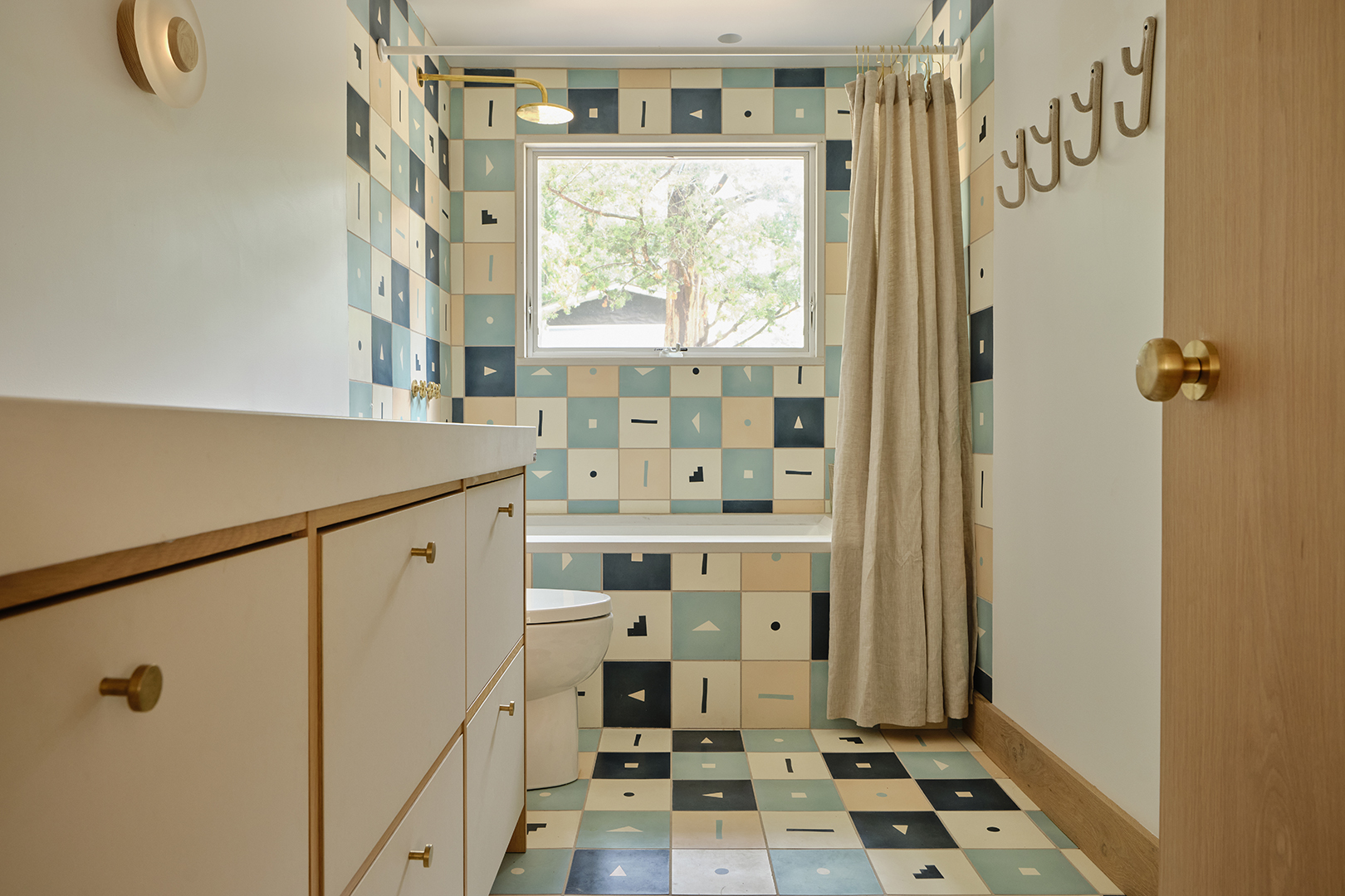 Caroline-Z-Hurley-Home-Tour-Guest-Bath-Domino-10
