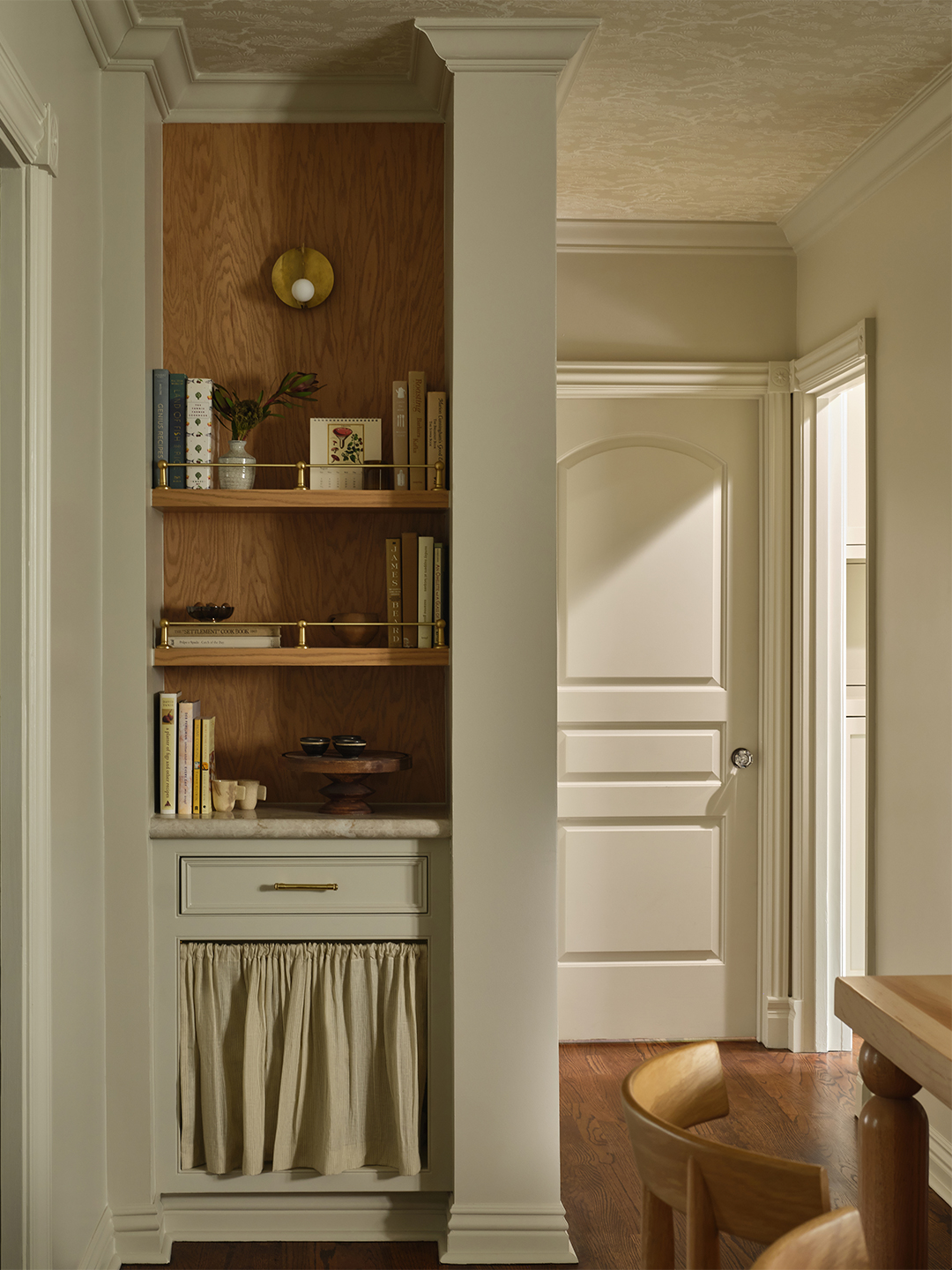 nook with shelving and skirted detail