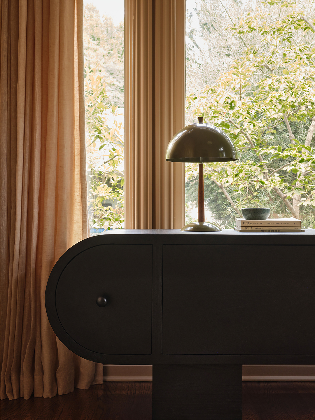 rounded console with lamp