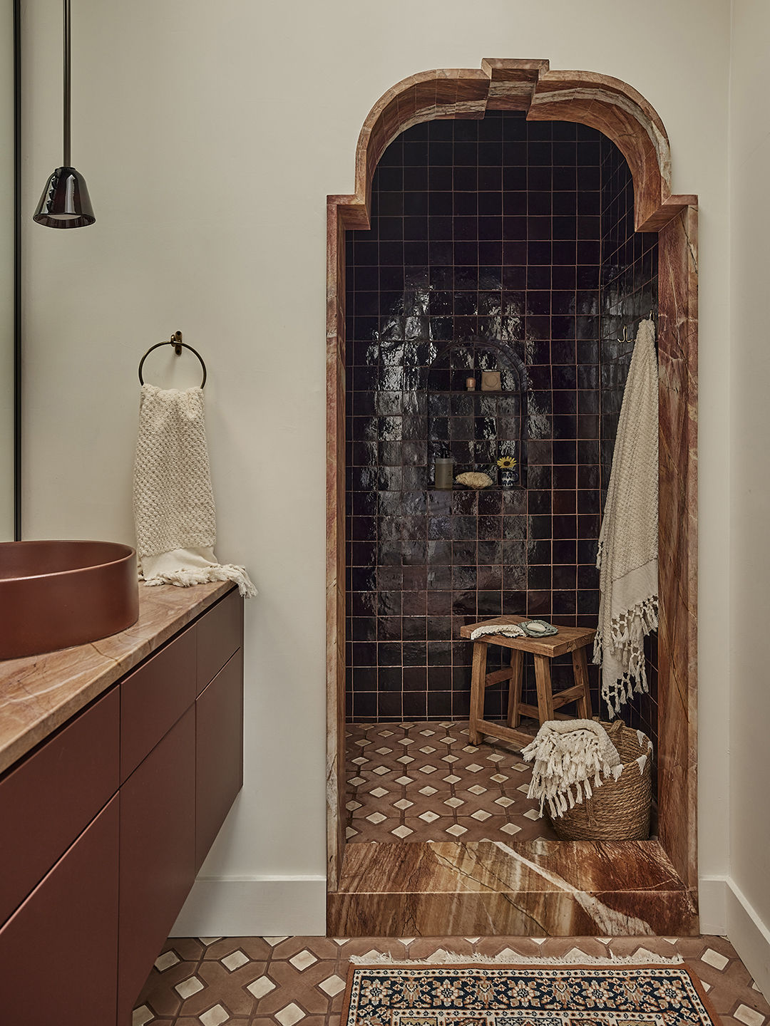 bathroom with shower niche