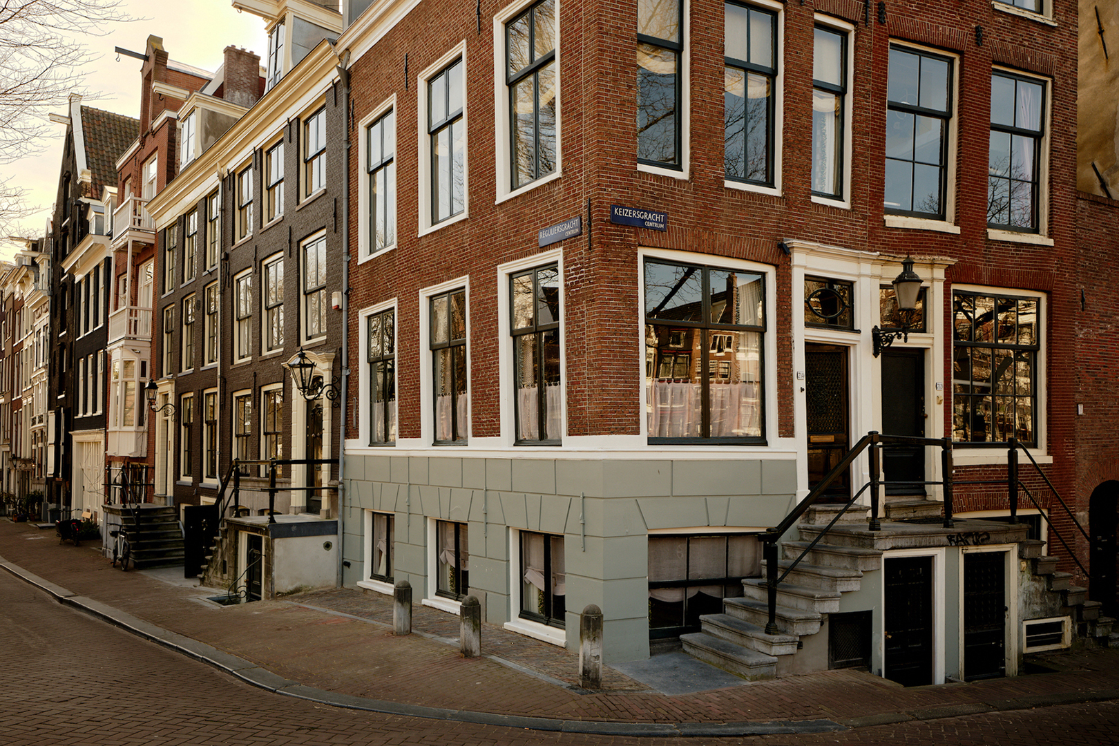 Vibrant-Amsterdam-Home-Tour-Domino-01