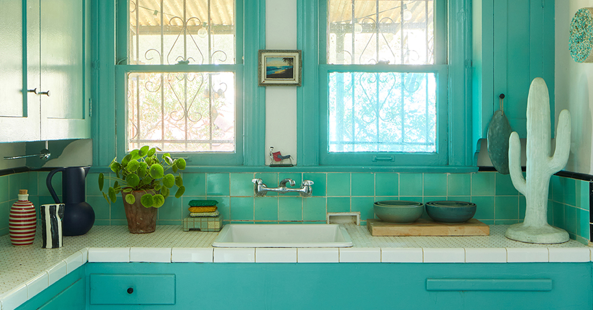 Window “Eyeliner” Is the Trick to Making a Room Look Instantly Finished