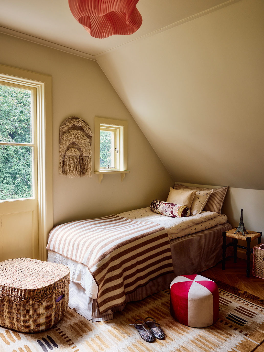 child's room with twin bed