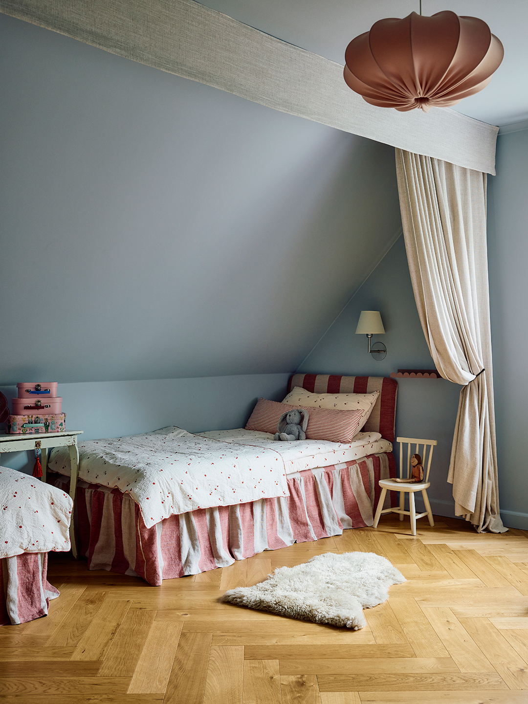 bedroom with canopy around twin bed