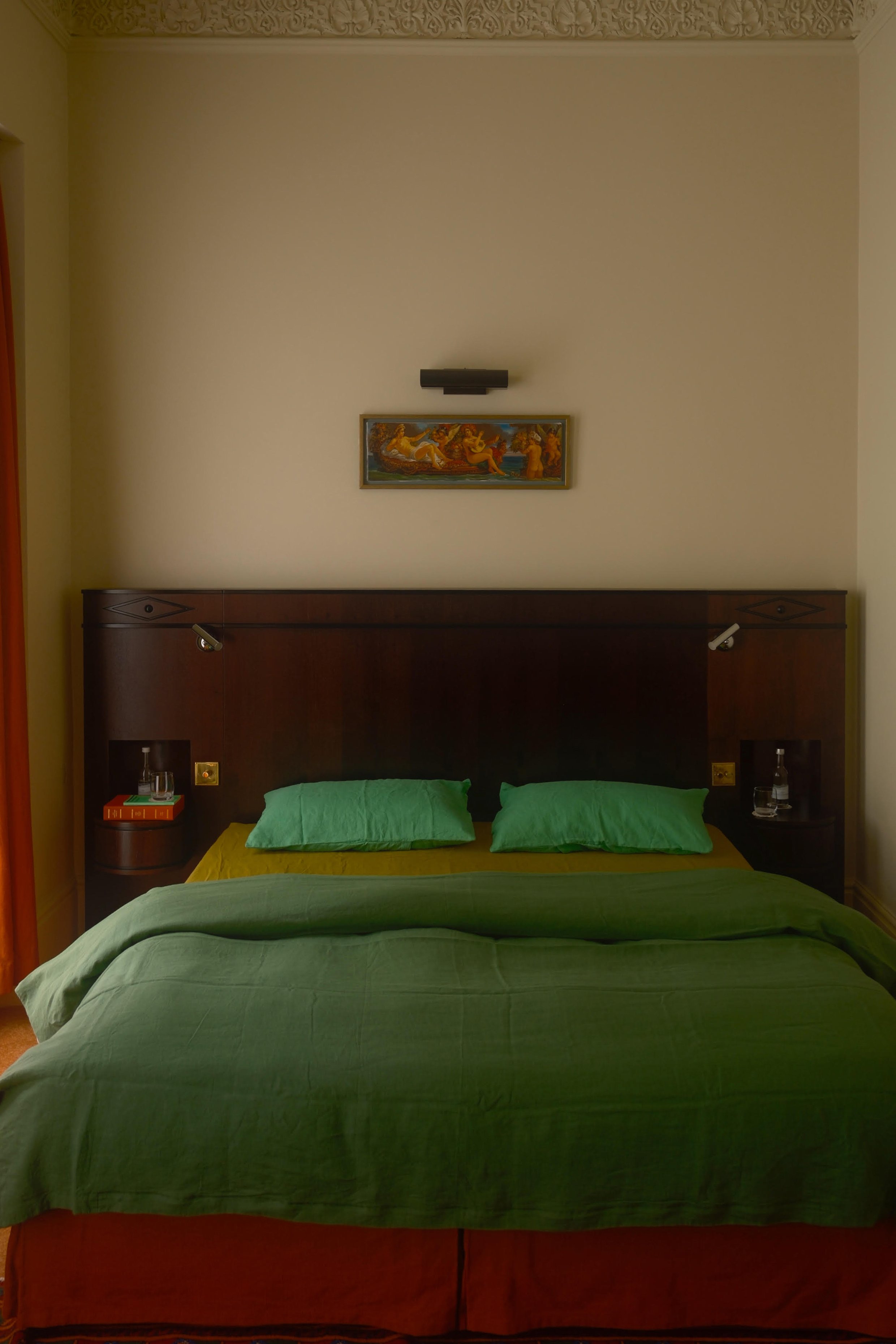 green color-blocked bed
