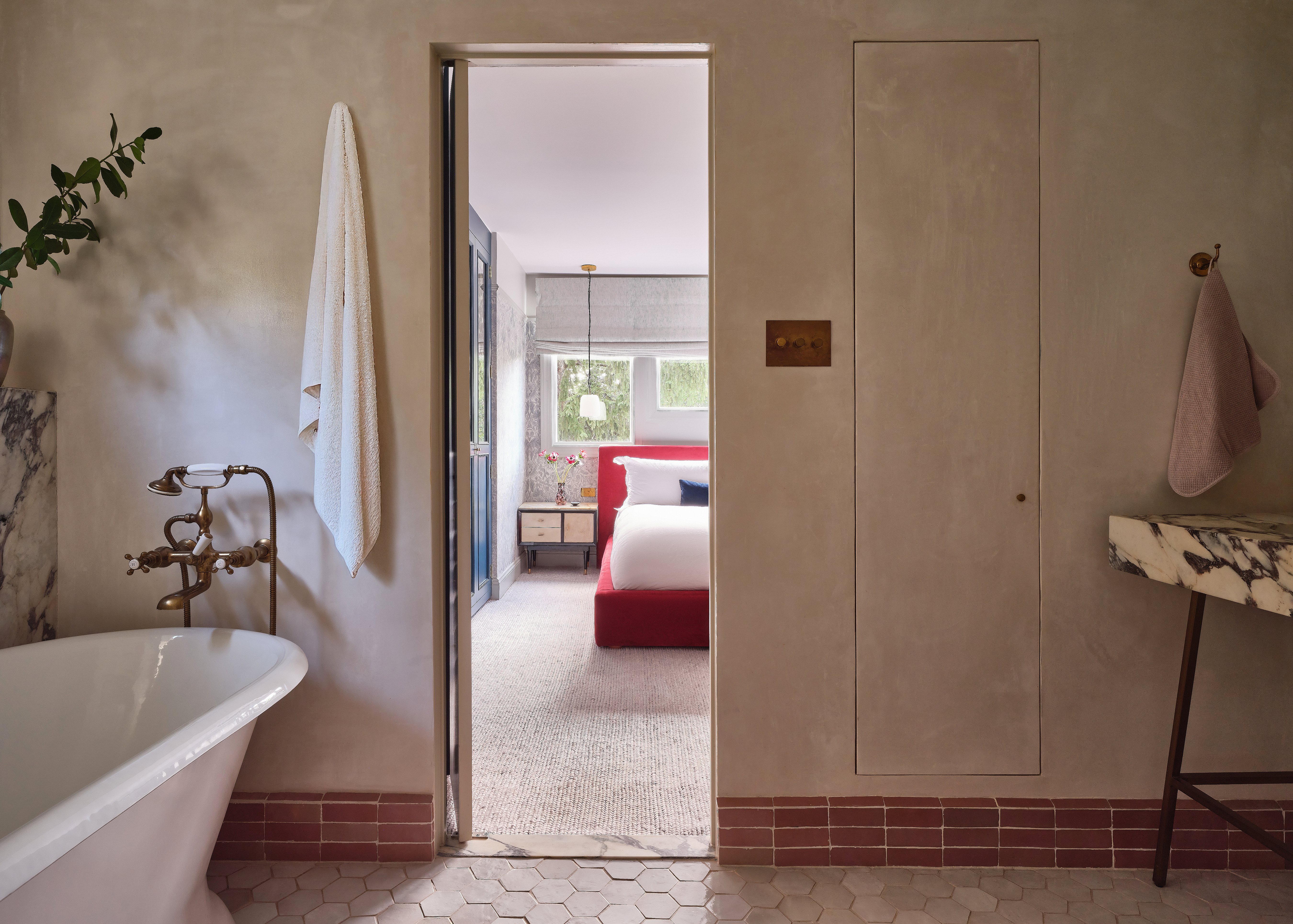 plaster bathroom with rose tile baseboard