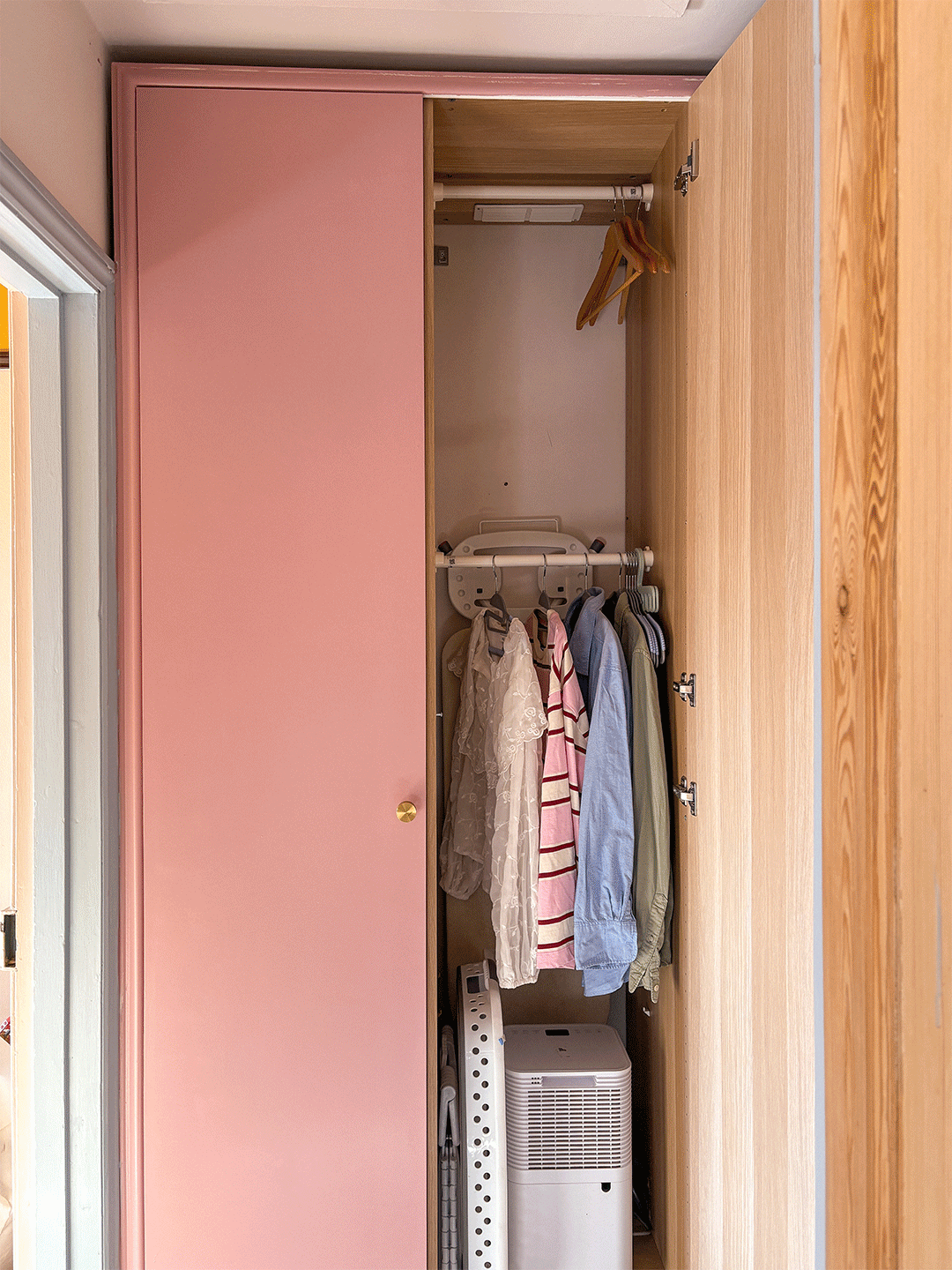 animation of a cabinet opening and closing