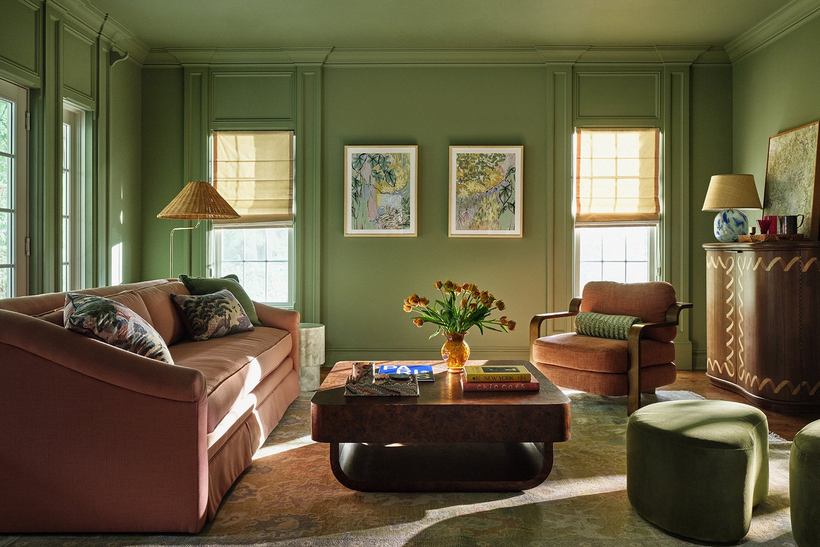 green living room with pink velvet sofa