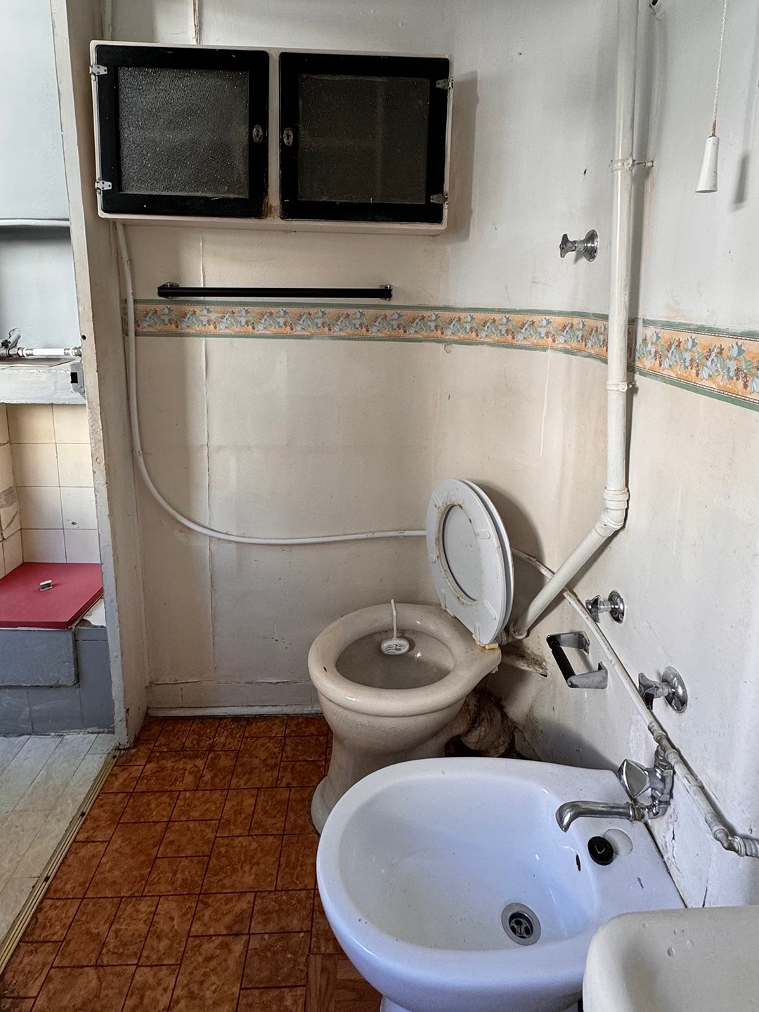 bathroom pre-renovation