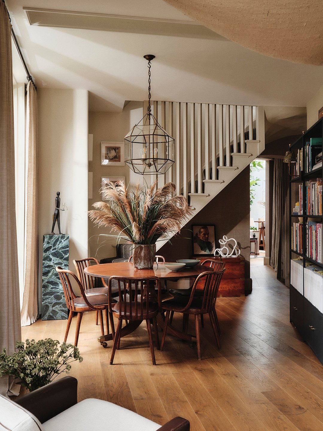 round dining table