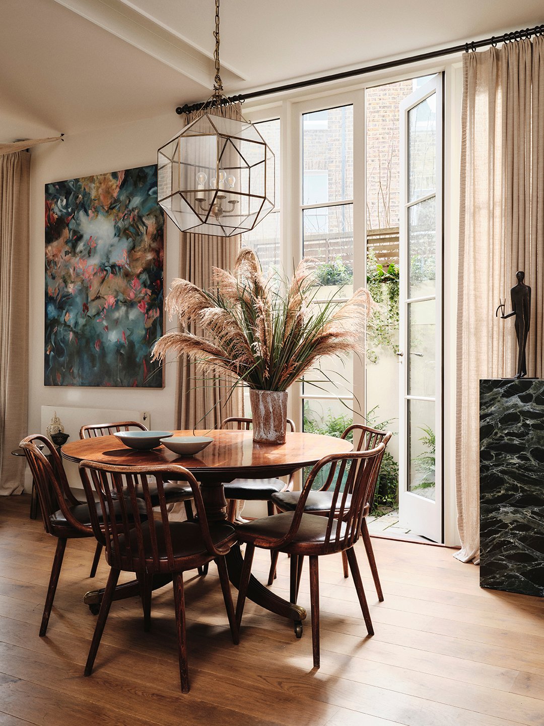 round dining table