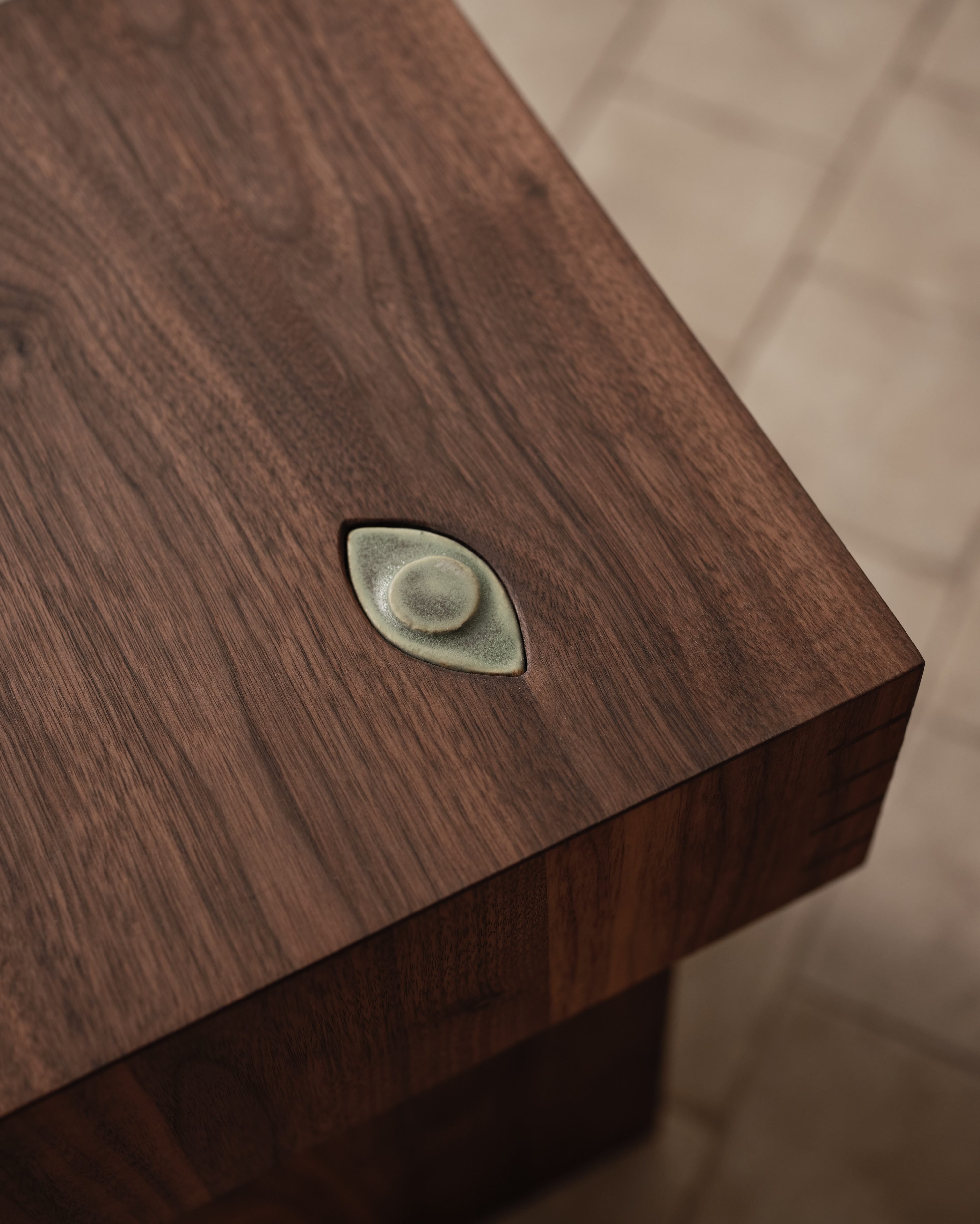 eye detail on table