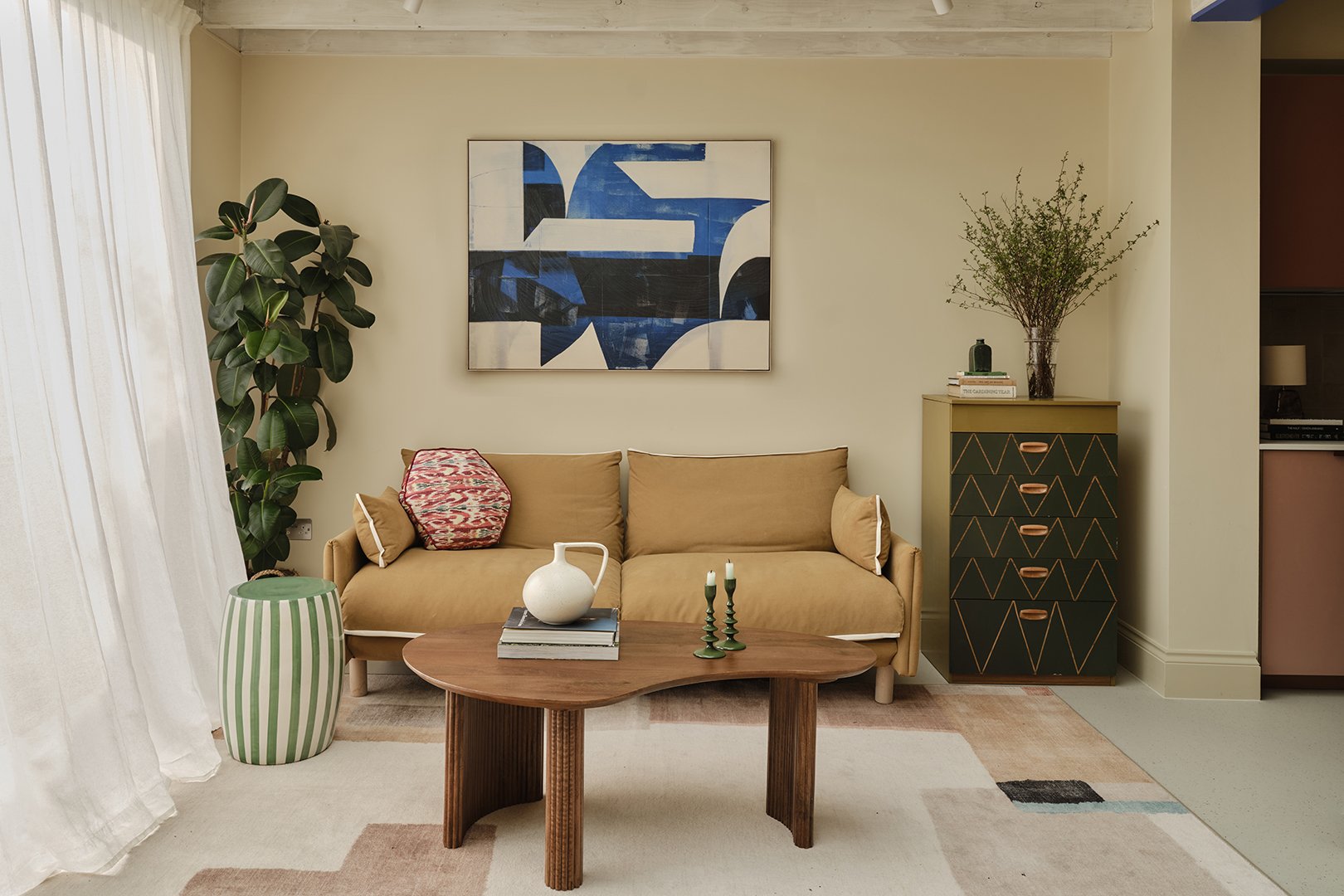 kitchen sitting area