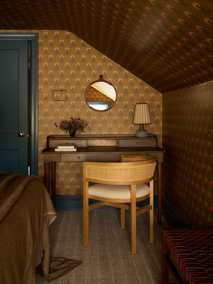 00-FEATURE-B&A-NJ-Attic-Bedroom-Domino-05a