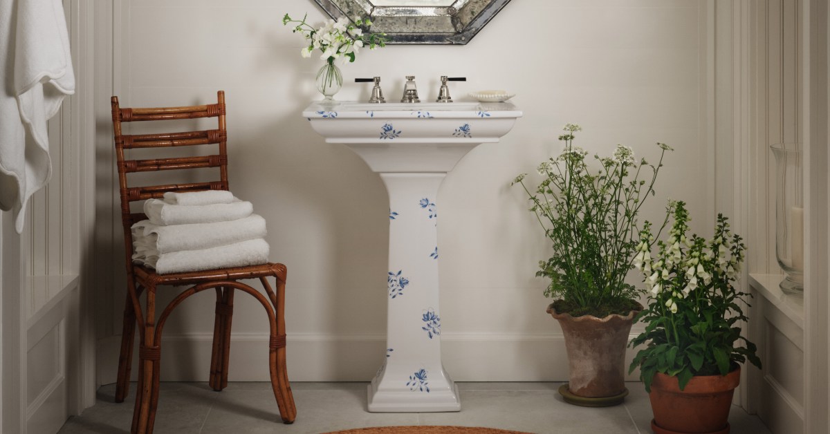 Kohler’s Classic White Pedestal Sink Just Got a Delft-Inspired Upgrade