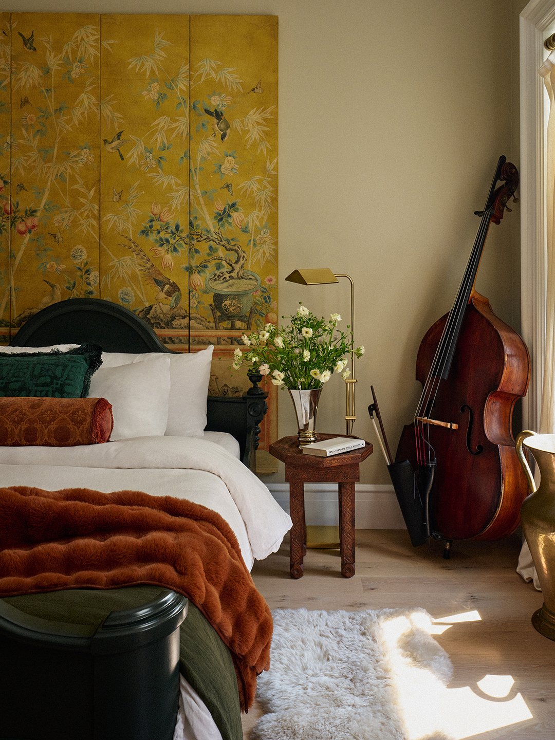 bedroom with screen behind headboard